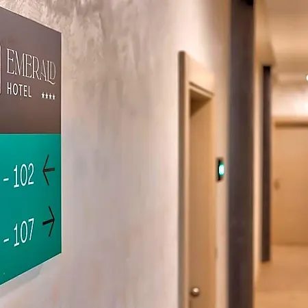 Emerald モスタル